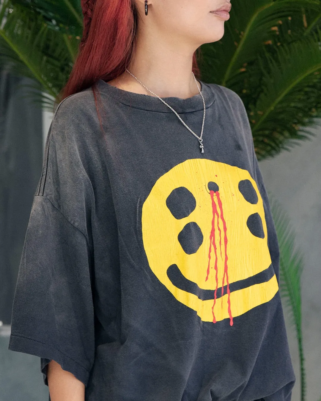CACTUS PLANT FLEA MARKET x SAINT Mxxxxxx SMILE SS TEE/BLK CPFM co-branded model. Short-sleeved smiley face. Retro distressed TEE with four-eyed smile. Washed black S-XL. Look for the cylindrical fabric with no side seams. The open width is almost meaningless. Asut ready-made garments are dyed. The whole piece is sprayed and faded. The collar and cuffs are frayed. Many people hang it. Over-heavy work. Customized CPFM co-branded main mark/wash mark/with little angel for anti-counterfeiting
